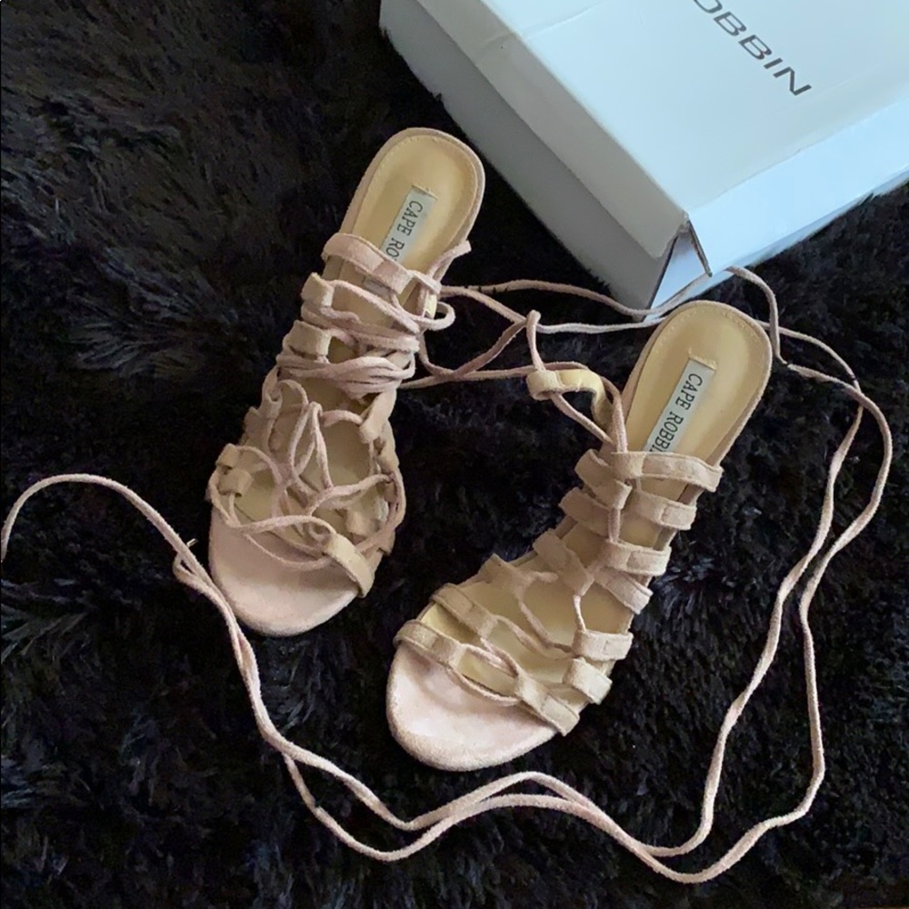 String tie sandals